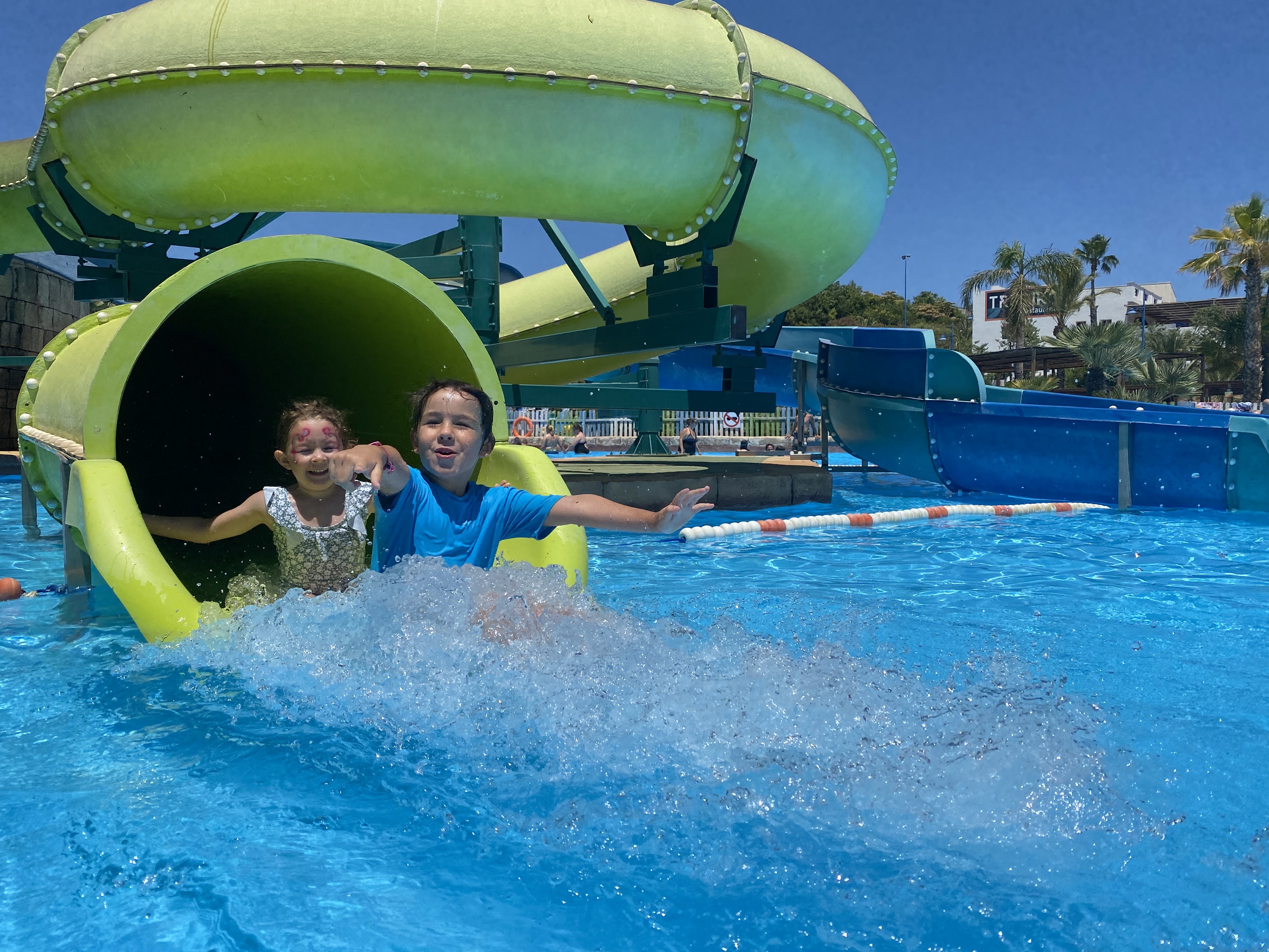 Niños saliendo de un tobogán en Aqualandia Benidorm