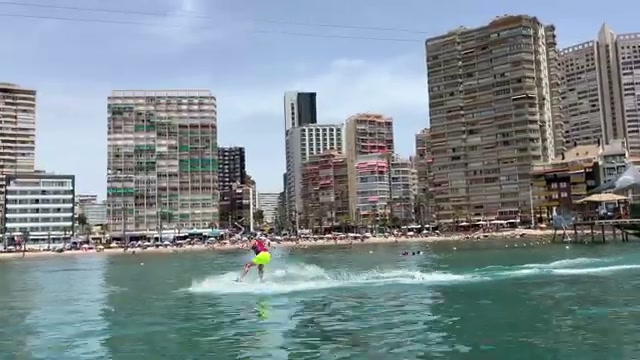 Cable ski en Benidorm con el skyline al fondo
