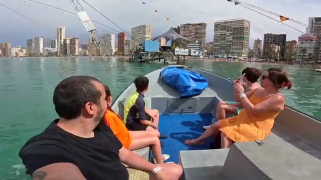 Familia en barca observando el cable ski de Benidorm