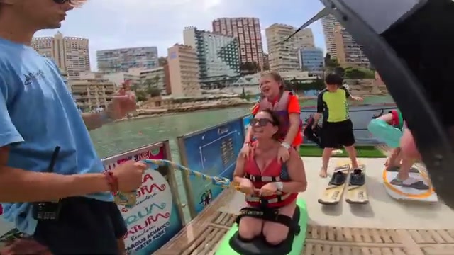 Mujer en kneeboard en el cable ski de Benidorm