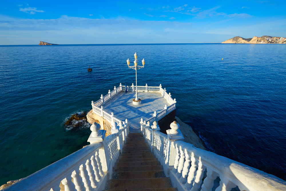 Mirador de la Punta Canfali en Benidorm con la isla al fondo