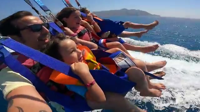 Familia en parasailing sobre la bahía de Benidorm
