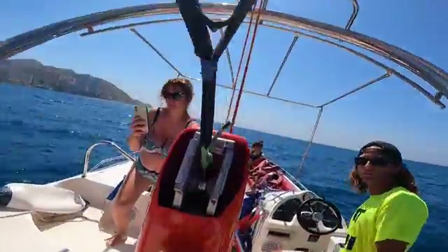 En el barco antes de subir al parasailing, Benidorm al fondo