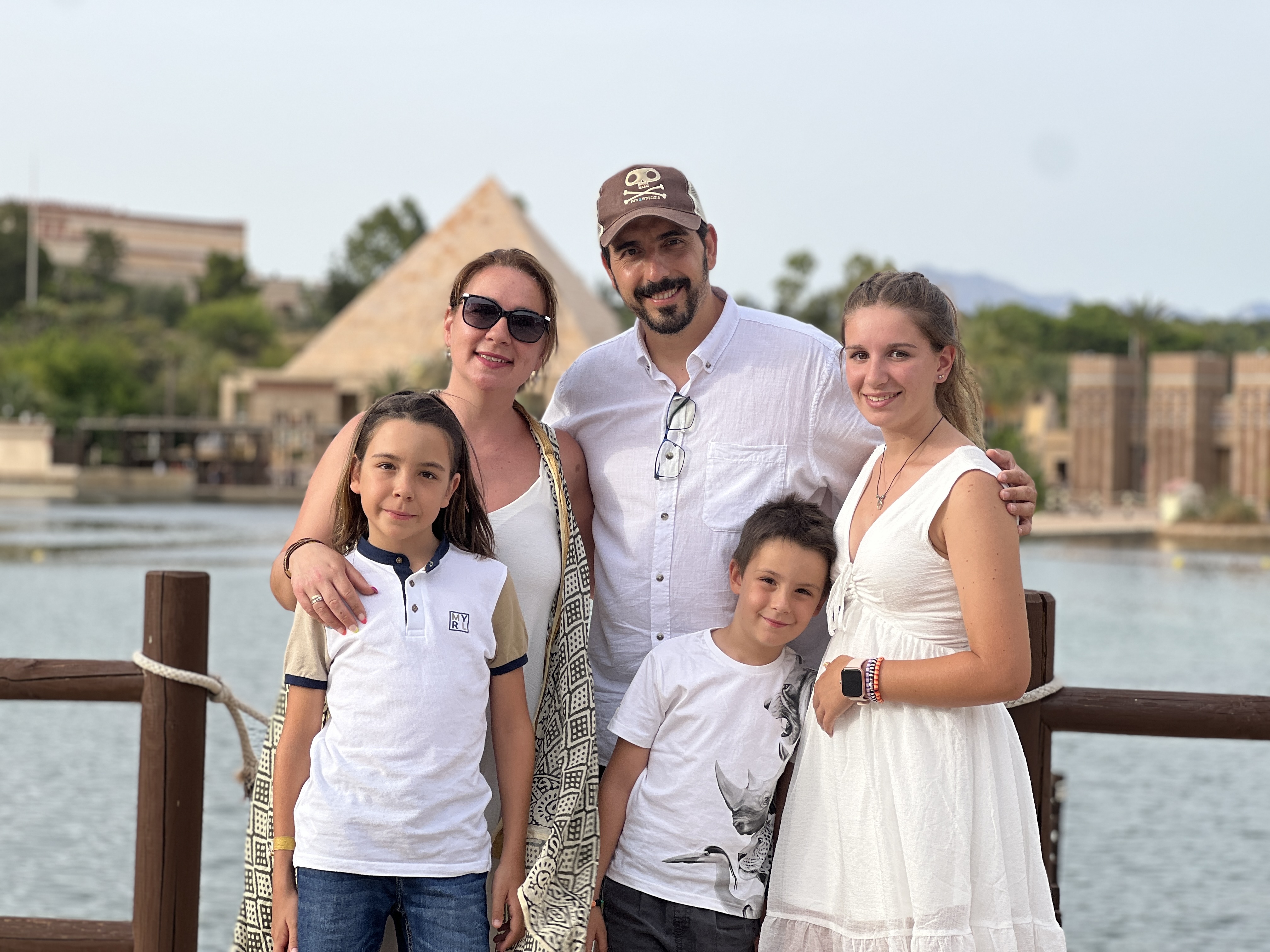 Familia en Terra Mítica Benidorm con la zona egipcia al fondo