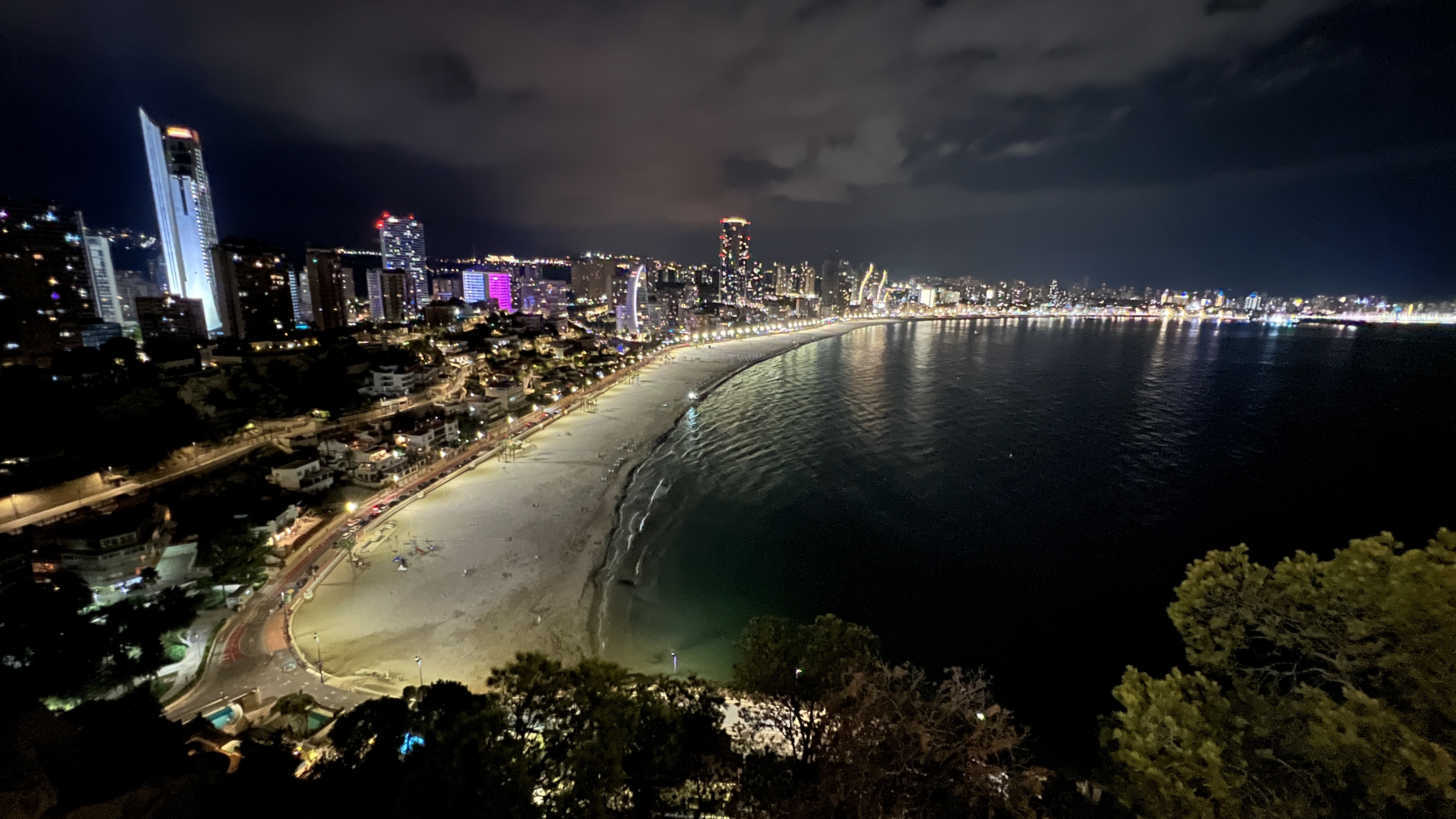 Vistas nocturnas de Benidorm desde el mirador