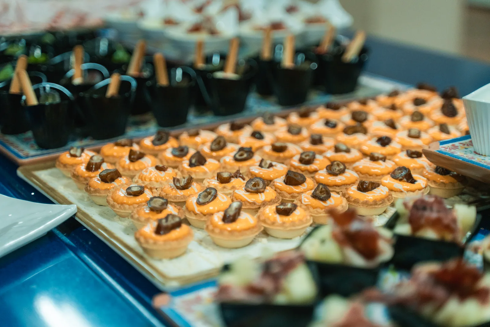 Detalle de tapas y aperitivos del buffet de cena en Magic Robin Hood