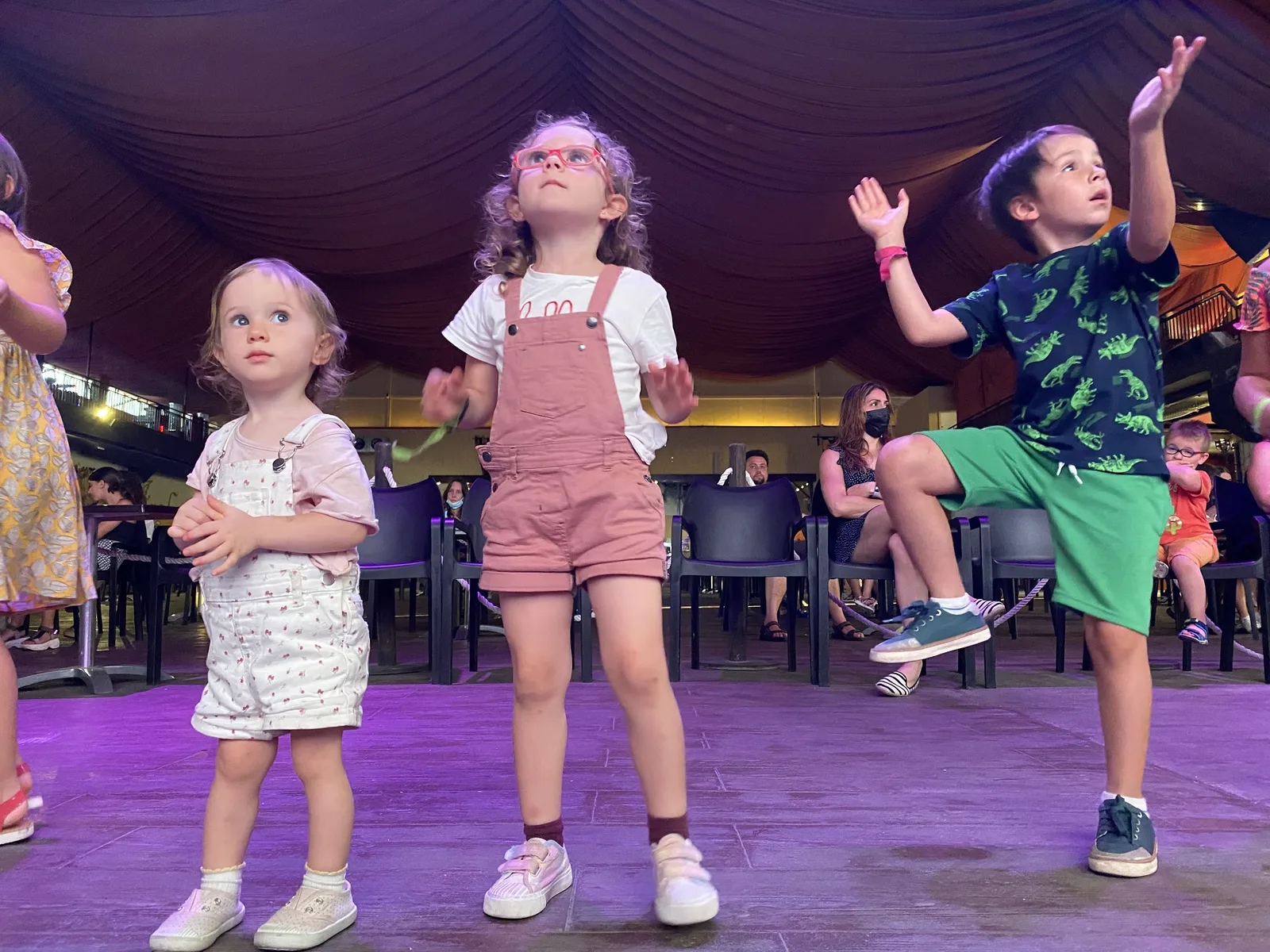 Niños bailando en el espectáculo nocturno de Magic Robin Hood