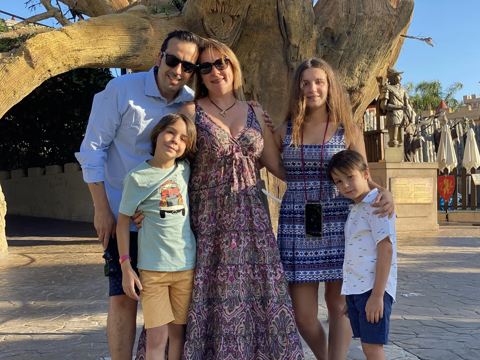 Los Familukis dentro del complejo Magic Robin Hood en Alfaz del Pi