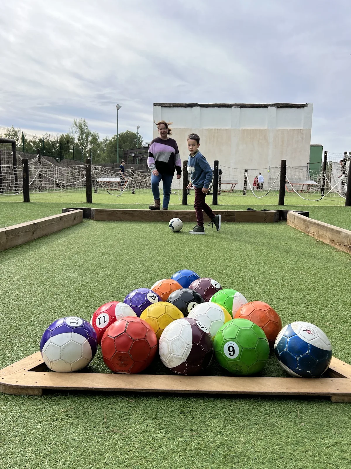 Futbillar en Magic Robin Hood: campo tipo billar con balones de fútbol