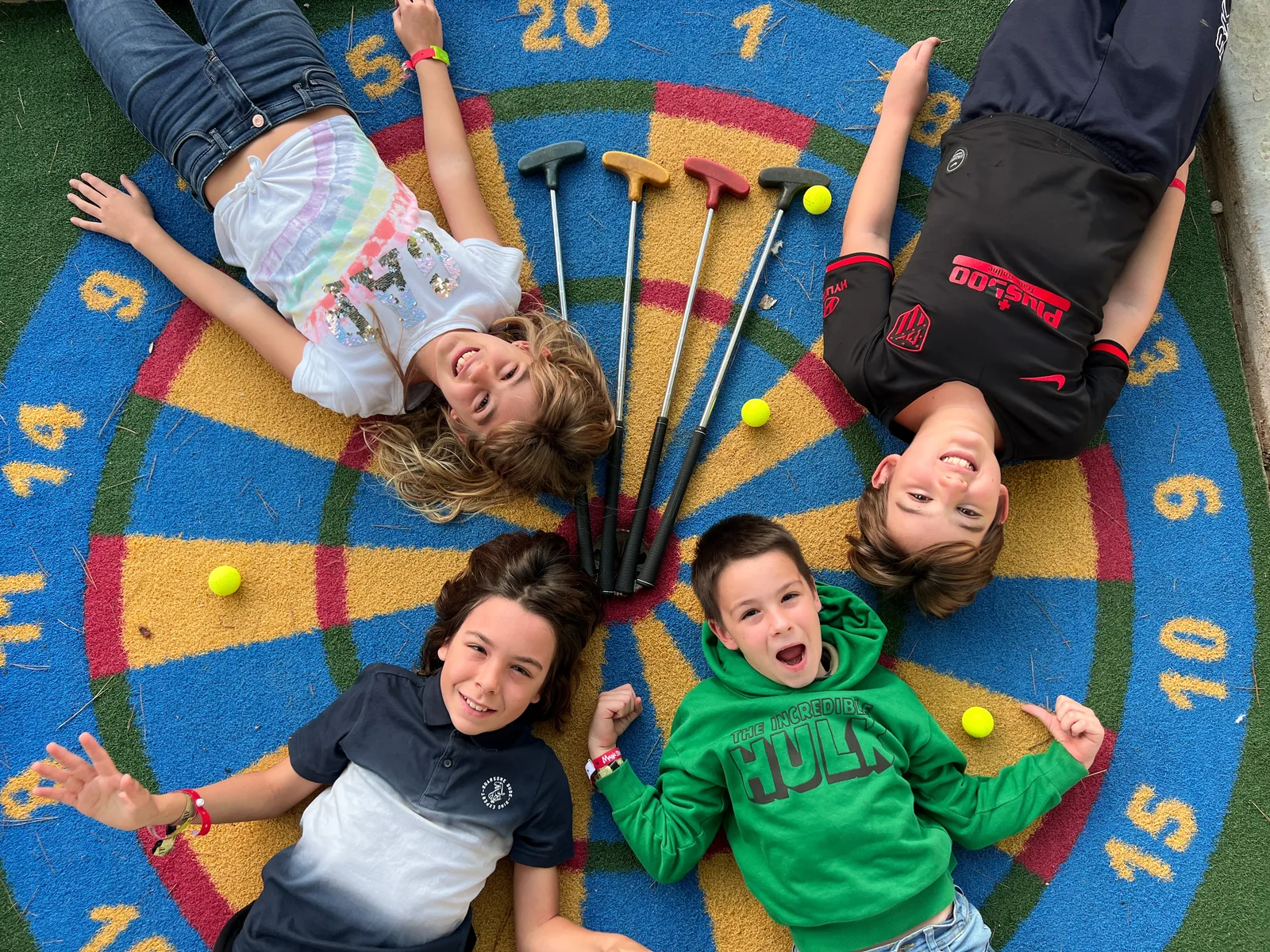 Niños jugando al minigolf de Magic Robin Hood
