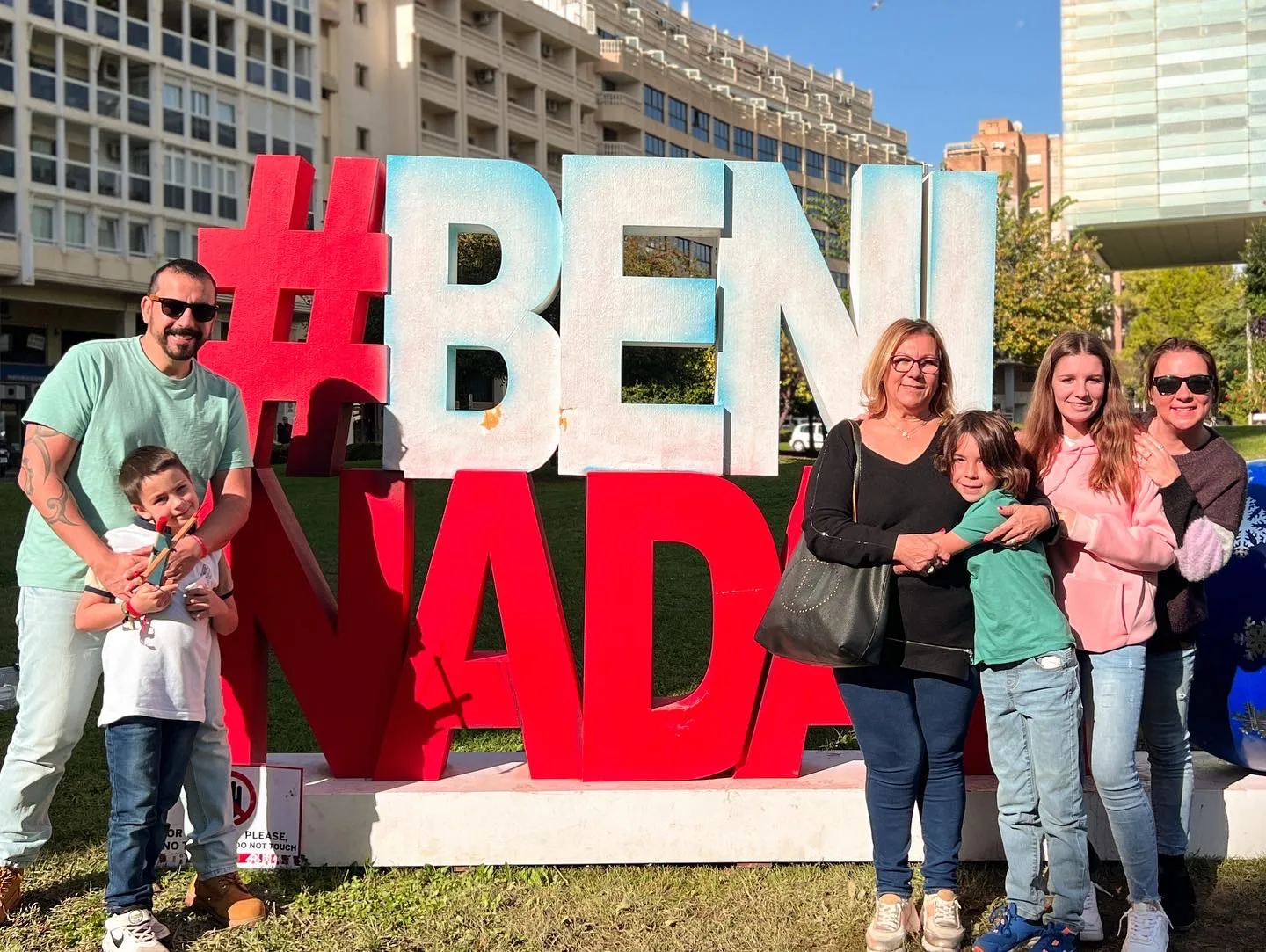 Paseo por Benidorm iluminado en diciembre con familia