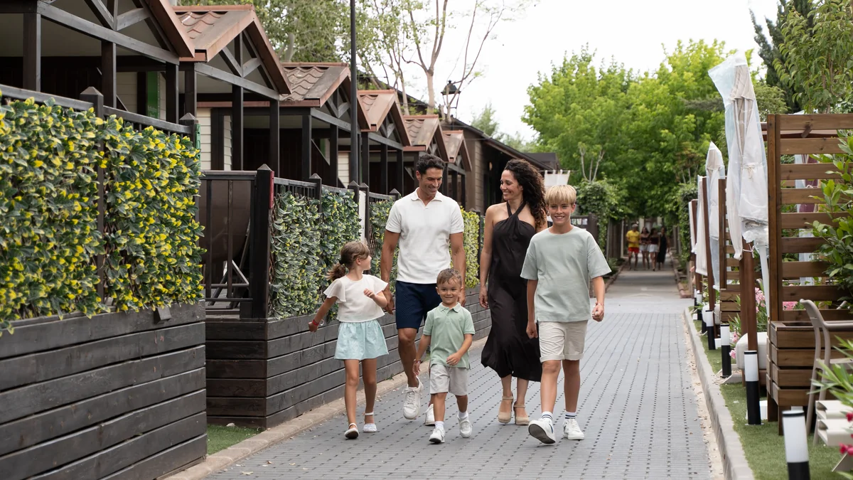 Familia paseando entre bungalows en Magic World Resort