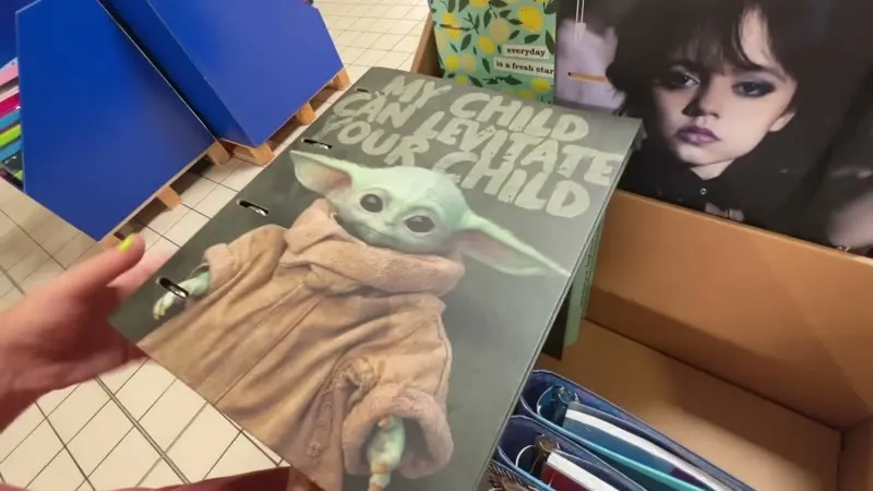 Carpetones escolares Baby Yoda y Wednesday