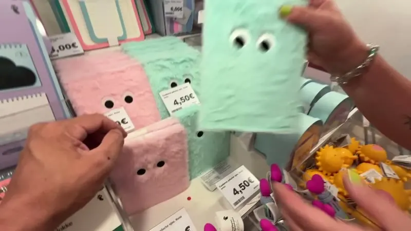 Estuches escolares peluche con ojos en tienda